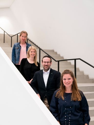  Das Team des "Jungen Festspielhauses". Von unten nach oben:
Kaufmännische Direktorin der Tiroler Festspiele Erl Natascha
Müllauer, Künstlerischer Leiter Andreas Leisner, Künstlerisches
Betriebsbüro Sandra Stierle und Projektbetreuerin Anna Leisner.