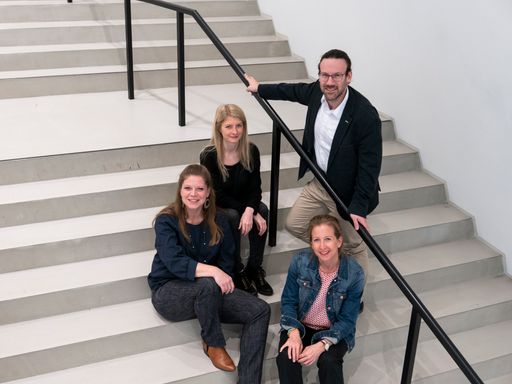 Vorschau Bild von Das Team des "Jungen Festspielhauses". Von links nach rechts:
Kaufmännische Direktorin der Tiroler Festspiele Erl Natascha
Müllauer, Künstlerisches Betriebsbüro Sandra Stierle,
Projektbetreuerin Anna Leisner und der Künstlerische Leiter Andreas
Leisner