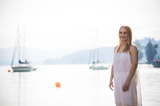 Vorschau Bild von BoxWeltmeisterin Wesner am Wasser vor einer Segelyacht