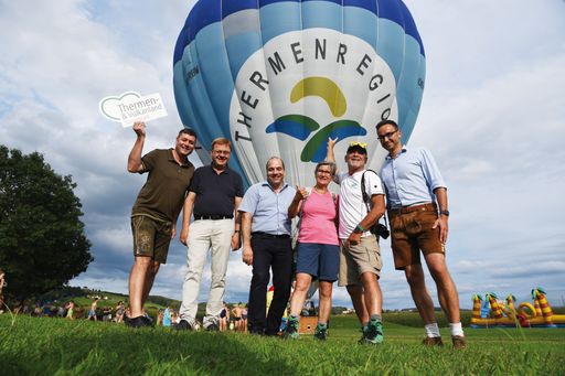 Vorschau Bild von Herzlicher Empfang von Manfred Polansky während seiner Tour in
Bad Waltersdorf.