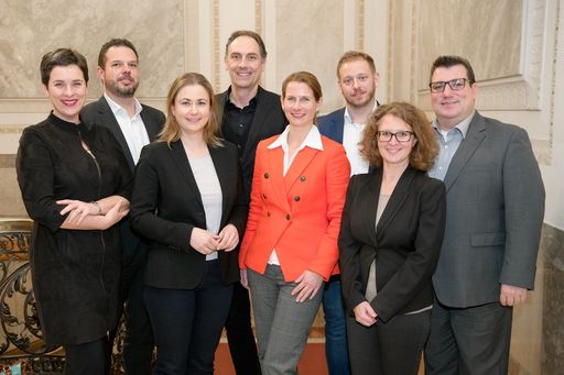 v.l.n.r.: Susanne Hudelist (ikp), Robert Lechner (ÖBB), Julia
Wippersberg (APA-OTS), Christian Krpoun (currycom), Katharina
Scheyerer-Janda (meinungsbild), Florian Haas (Ernst & Young),
Angelika Rädler (PRVA-Generalsekretärin), Jürgen Gangoly (Skills)
