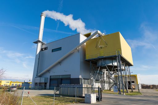 Die Fernwärmewirtschaft trägt zur Dekarbonisierung
bei: So wie bei der Fernwärmeanlage in Baden bei Wien und bietet
konkrete Lösungen für die Energiewende an.
