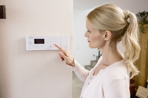  Das FBT 250 von Telenot fügt sich harmonisch ins
Innenambiente ein und besitzt eine entspiegelte Echtglasfront mit
einem kapazitiven Touch-Bedien- sowie Anzeigefeld. .Bildnachweis:
Telenot Alarmanlagen, Abdruck honorarfrei