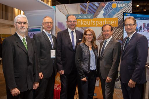 Hochrangige Podiumsdiskussion mit Experten v.l.:
Peter Kovacs (Leiter Objektmanagement in der MA 34), Mag. Andreas
Nemec (Geschäftsführer BBG), Mag. Andreas Reichardt (Generalsekretär
BMVIT), Dr. Elfriede Neuhold (Lehrgangsleiterin Facility Management
an der Donau-Universität Krems), DI Wolfgang Gleissner
(Geschäftsführer der Bundesimmobiliengesellschaft) und Mag. Gerhard
Zotter (Geschäftsführer BBG)