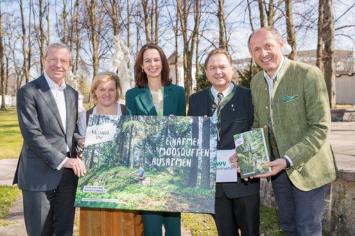 Der Natur- und Lebensraum Wald ist "Held" der
SalzburgerLand-Sommerkampagne 2019. Bild v.l.: Landeshauptmann
Wilfried Haslauer, Almbäuerin Lisi Matieschek, Sophie Karmasin
(Karmasin Research & Identity), Rudolf Rosenstatter (Obmann
Waldverband Salzburg) und Leo Bauernberger (GF SalzburgerLand
Tourismus GmbH).