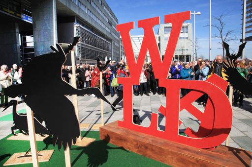 Internationaler Tag des Waldes: Überdimensionale
WALD Skulptur am Landhausplatz in St.Pölten als Zeichen zum Schutz
des Waldes vor Ausbau von Windkraft