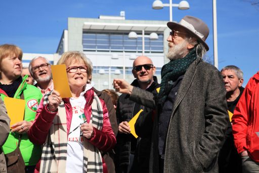 Vorschau Bild von Extremschrammeln Musiker Roland Neuwirth mit seinem
neuesten Protestsong bei der Kundgebung in St.Pölten "Keine
Windkraft in den Wäldern des Waldviertels"