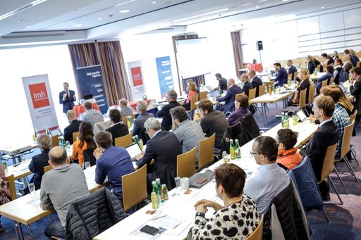  Die Zukunft der MitarbeiterInnen in Reinräumen wurden angeregt
diskutiert