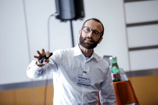 Vorschau Bild von Der Visionär Dr. Markus Keller träumt von 3D-gedruckten Tabletten
und Reinräumen ohne Menschen.