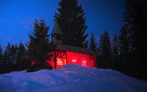  plan:g – Partnerschaft für globale Gesundheit wiederholt die
2018er-Aktion „Light Up the World in Red to End TB“. 2019 leuchtet
die Bruder Klaus-Kapelle in Hirschegg, Kleinwalsertal, in rot. 2018
wurde die Basilika in Rankweil angestrahlt. Genauso wie viele
Parlamentsgebäude, Denkmäler und andere weltweit bekannte Gebäude.
Ziel der Aktion: TB in das öffentliche Bewusstsein rücken. Denn TB
ist nach wie vor die tödlichste bakterielle Infektionskrankheit
weltweit und geht alle Menschen an. Auch Dich.