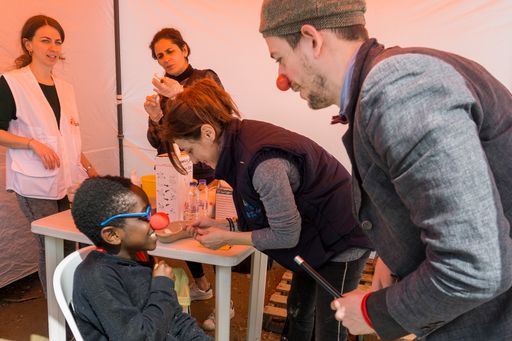  Viele Kinder fürchten sich vor dem Impfen, Rote Nasen Clowns
lenkten gefühlvoll ihren Fokus auf etwas Magisches.