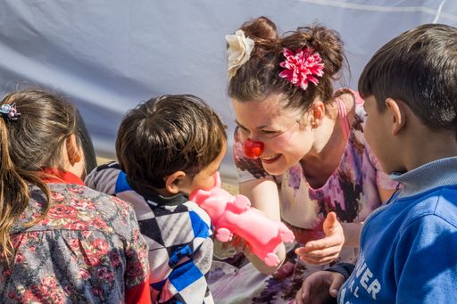 Vorschau Bild von Auch die schüchternsten Flüchtlingskinder tauten bei den
spielerischen Aktivitäten von Rote Nasen Clowns auf, während sie auf
die Impfung warten mussten.