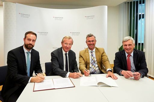 Unterzeichnen den LOI - Verkehrslandesrat Stefan Schnöll,
Landeshauptmann Wilfried Haslauer, Verkehrsminister Norbert Hofer,
Bürgermeister Harald Preuner