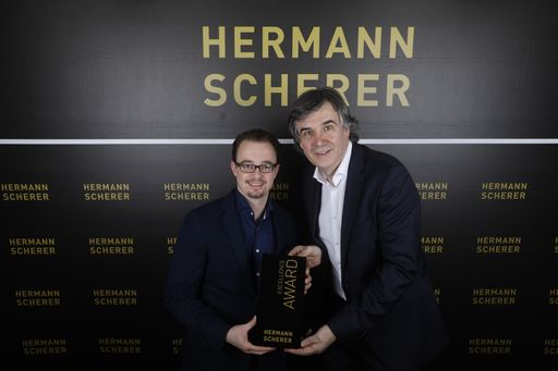  der meist ausgezeichnete Speaker Deutschlands,
Hermann Scherer, verleiht Clemens Graf den Excellence Award für
seine Leistung beim internationalen Speaker Slam.