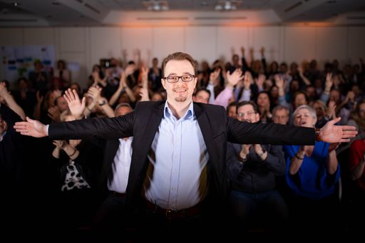 Vorschau Bild von Clemens Graf triumphiert beim internationalen
Speaker Slam in München vor begeistertem Publikum.