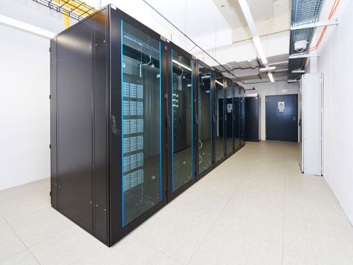 Vorschau Bild von Im Zuge der Standort-Verlegung von RHI Magnesita in
Wien wurde ein hochinnovatives Rechenzentrum mit höchster
Verfügbarkeit vom Gesamtlösungsanbieter EPS Electric Power Systems
GmbH geplant und errichtet.