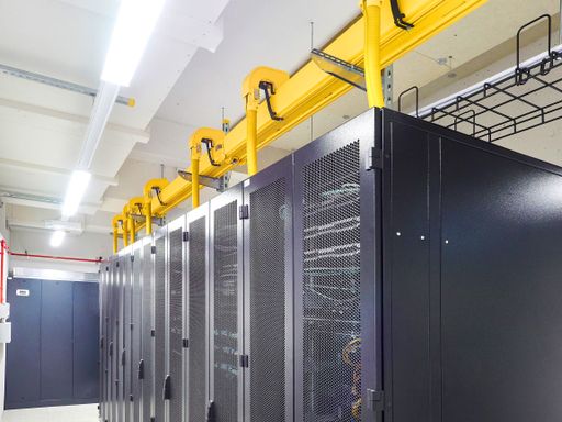 Vorschau Bild von Besonderes Merkmal dieser Lösung sind drei
einzelne, voneinander getrennte Brandabschnitte. Darin sind das
IT-Whitespace, sowie die Technik- und Batterieräume untergebracht.