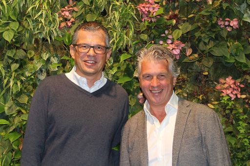  im Bild von links nach rechts: Michael Rehberger,
Leiter Mittelstand & Partner Microsoft Österreich und Mitglied der
Geschäftsleitung und Thomas Holzhuber, Geschäftsführer von holzhuber
impaction, freuen sich über die Zusammenarbeit.