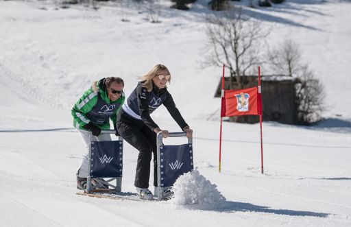 Eine „Mordsgaudi“ hatten Ski-Olympiasiegerin Maria
Höfl-Riesch und Galerist Heinrich Walentowski beim Biertisch-Rodeln
– eine der drei Disziplinen des ersten Ski Triathlons am Wilden
Kaiser/Tirol zugunsten der Laureus Sport for Good Foundation.
Bildnachweis: Ski Triathlon/Franz Oss