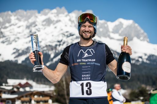 Vorschau Bild von Strahlender Sieger vor der Kulisse des Wilden
Kaiser/Tirol. Freerider Sven Küenle gewann den ersten Ski Triathlon
zugunsten der Laureus Sport for Good Foundation. Bildnachweis: Ski
Triathlon/Franz Oss