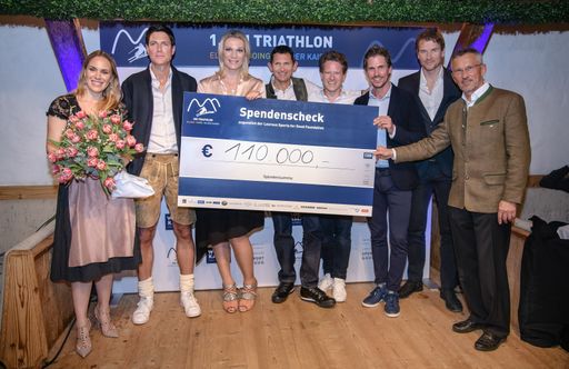 Vorschau Bild von Der Erlös von 110.000 Euro geht an die Laureus
Sport for Good Foundation. Bei der Scheckübergabe im Goinger
Stanglwirt von links nach rechts: Moderatorin Kathi Wörndl,
Veranstalter Marcus Höfl, Ski-Olympiasiegerin Maria Höfl-Riesch,
Paralympic-Sieger Michael Teuber, Laureus-Geschäftsführer Paul
Schif, Nordische Kombination-Olympiasieger Felix Gottwald,
Ex-Nationalwart Jens Lehmann und Hans Adelsberger, Obmann TVB Wilder
Kaiser. Bildnachweis: Ski Triathlon/Franz Oss