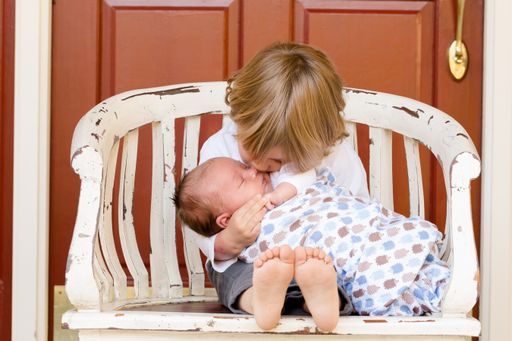 Bruder und kleiner Bruder im Arm.