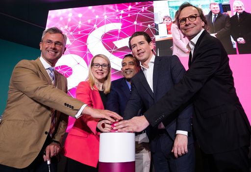 Bundeskanzler Sebastian Kurz mit den Ministern Norbert Hofer und
Margarete Schramböck geben gemeinsam mit Srini Gopalan,
Vorstandsmitglied Deutsche Telekom AG, und CEO T-Mobile Austria
Andreas Bierwirth den Startschuss für 5G in Österreich.