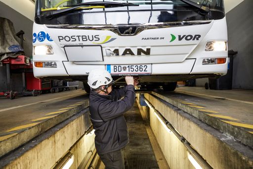 Businspektion durch den Techniker mit AR und Smart
Glass © katharina stoegmueller