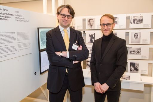 Vorschau Bild von Gemeinsam mit dem Ausstellungsexperten und
Webkurator Stefan Benedik schilderte der APA-PictureDesk-Bildprofi
und -Medienwissenschafter Gerald Piffl bemerkenswerte Anekdoten und
Geschichten hinter den gezeigten fotografischen Bildikonen und
historischen Momentaufnahmen.