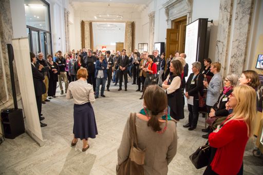 Vorschau Bild von Rund 100 Kundinnen und Partner der österreichischen
Bildagentur APA-PictureDesk nahmen gestern, Mittwochabend, an einer
exklusiven Führung durch die aktuelle Ausstellung „Aufbruch ins
Ungewisse – Österreich seit 1918“ im Haus der Geschichte Österreich
(hdgö) teil.