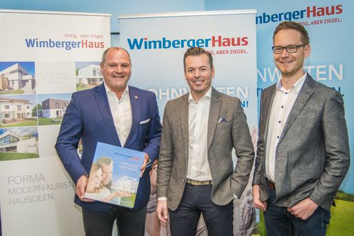  https://www.apa-fotoservice.at/galerie/17944 Wien - 2 Jahre
WimbergerHaus in Ybbs - eine Bilanz Im Bild v.l.n.r. : Alois Schroll
(Bürgermeister Ybbs), Christian Wimberger (Geschäftsführer), Stefan
Buchriegler (Standortleiter Ybbs)
