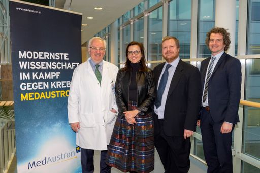  FOTO: FRANZ BALDAUF: Prof. Dr. Eugen B. Hug
(Ärztlicher Direktor), Priv.-Doz. Dr. Petra Georg (Klinische
Direktorin Radioonkologie), Dr. Piero Fossati (Direktor Klinisches
Kohlenstoffprogramm) und Priv.-Doz. DI Markus Stock, PhD (Leiter
Medizinphysik) informierten die teilnehmende Ärzteschaft
