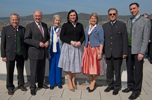 Vorschau Bild von Generationen im Bauernbund: Ehrenobmann Franz Blochberger,
Landeshauptmann a. D. Erwin Pröll, Anneliese Figl, Bundesministerin
Elisabeth Köstinger, NÖ Bauernbunddirektorin Klaudia Tanner,
Ehrenobmann Rudolf Schwarzböck und Spitzenkandidat des NÖ
Bauernbundes für die Europawahl, Alexander Bernhuber.