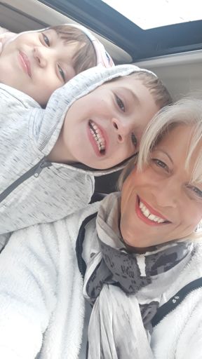  betroffene Mutter mit den beiden betroffenen
Kindern