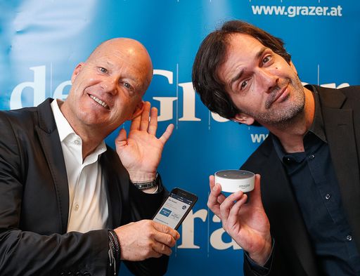 „Grazer”-Geschäftsführer Gerhard Goldbrich und
Chefredakteur Tobit Schweighofer lassen sich die aktuellen
Neuigkeiten aus Graz von Alexa vorlesen (v.l.)