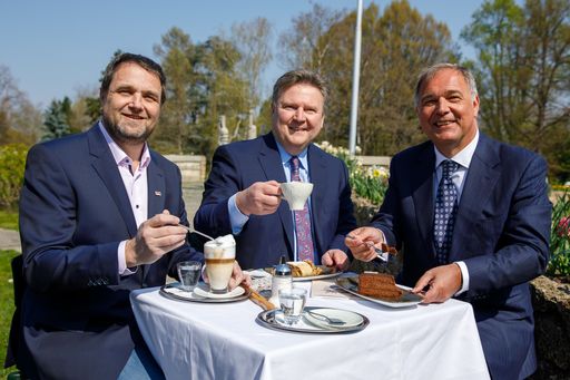 Kaffeesieder-Obmann Wolfgang Binder (l.),
WKW-Präsident Ruck (r.) und Bürgermeister Ludwig genießen die erste
Kaffeepause im Schanigarten.