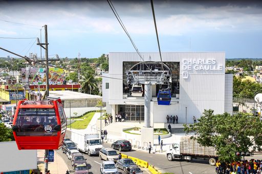 Premiere in der Dominikanischen Republik mit der
Inbetriebnahme der ersten urbanen Seilbahn in der Hauptstadt Santo
Domingo.