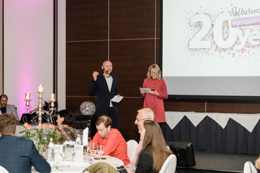 Vorschau Bild von Andrea & Andreas Kernreiter, Mit-Gründer von
Symposion Hotels, führten mit unterhaltsamen Geschichten und einem
kniffeligen Quiz durch den Abend.