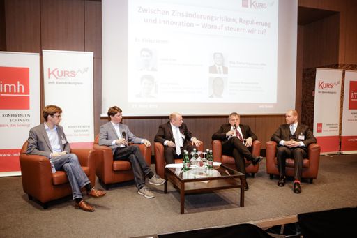 Vorschau Bild von Clemens Nimmerrichter (ESMA) gab ein Update was die
Wertpapieraufsicht gerade beschäftigt und stellte sich in der
Diskussionsrunde Florian Hagenauer (Oberbank), Vertreter des
klassischen Bankings, dem FinTech Entrepreneur Jakob Etzel
(Mantigma) sowie Georg Hauer, dem General Manager der neuen Startup
Bank N26.