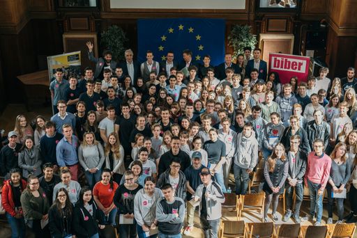 Vorschau Bild von Die SchülerInnen der VBS Schönborngasse gemeinsam
mit den Kandidaten der sechs großen Parteien für die EU-Wahl