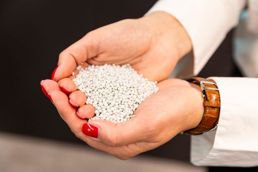 Vorschau Bild von Granulat, aus dem neue PET-Flaschen hergestellt
werden