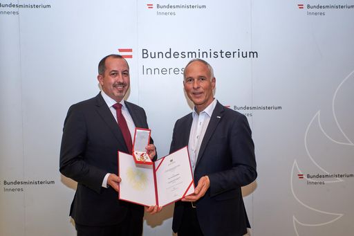 Vorschau Bild von Peter Kaderabek (l.) erhält das Goldene
Verdienstzeichen der Republik Österreich von Hofrat Mag. Peter
Goldgruber, der Generalsekretär des Innenministeriums (r.).