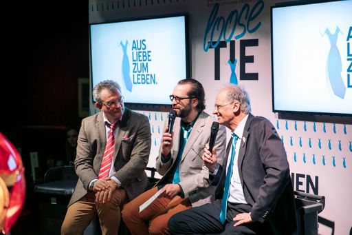 Vorschau Bild von Gerald Fleischhacker mit Dr. Karl Dorfinger
(Präsident des Berufsverbandes der Österreichischen Urologen
Krebshilfe-Präsident) und Krebshilfe-Präsident Univ.-Prof. Dr. Paul
Sevelda beim 4. Loose Tie Club 2019