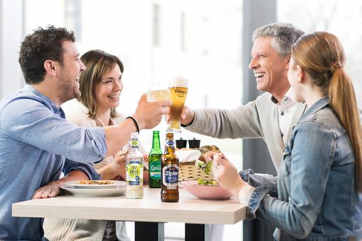 Bei geselligen Anlässen untertags ist das Anstoßen
mit alkoholfreiem Bier bereits salonfähig.