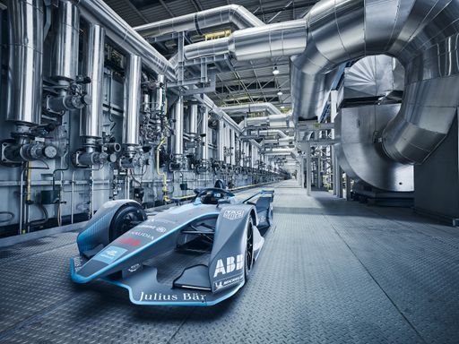 Vorschau Bild von Das voestalpine-eigene FIA Formel E Gen2 Auto in der Kontiglühe
am Standort Linz.