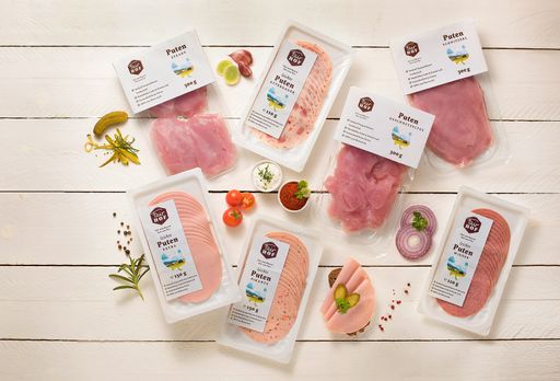 Vorschau Bild von HOFER erweitert das Angebot der Tierwohl-Marke
FairHOF um die Artikel „Putenfleisch-Variation“ und „Putenaufschnitt
leicht“.
