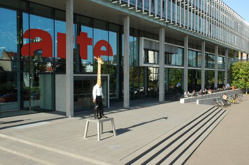 Stephan Balkenhols Giraffenmann, vor der ARTE GEIE Zentrale in
Straßburg. Weiterer Text über ots und www.presseportal.de/nr/9021 /
Die Verwendung dieses Bildes ist für redaktionelle Zwecke
honorarfrei. Veröffentlichung bitte unter Quellenangabe: "obs/ARTE
G.E.I.E./Patrick BOGNER"