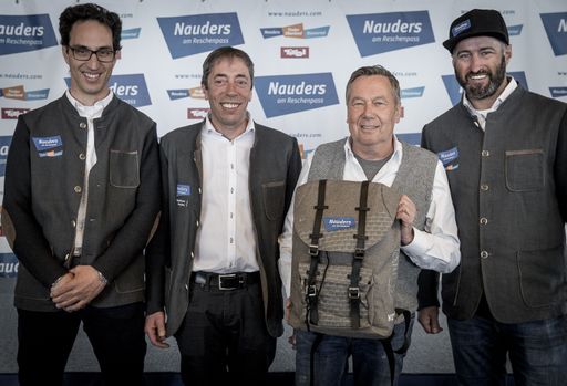 Vorschau Bild von Vor dem Konzert schenkten die Organisatoren Roland
Kaiser einen Rucksack, der die Einladung für eine gemeinsame
„Bergtournee in Nauders" – eine geplante Genusswanderung für 2020
enthielt. v.l.n.r.: Helmut Spöttl, BGM Nauders, Manfred Wolf,
Vorstand Bergbahnen Nauders, Roland Kaiser, Helmut Wolf, Vorstand
TVB Tiroler Oberland.
