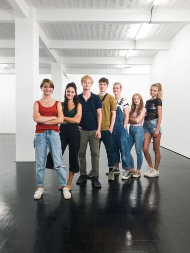 In "Wir sind jetzt" müssen sich Hauptfigur Laura (Lisa-Marie
Koroll) und ihre Clique (Justus Czaja, Soma Pysall, Gustav Schmidt,
Gina Stiebitz, Nele Trebs und Julia Wulf) mit der ersten Liebe und
anderen Schwierigkeiten des Erwachsenwerdens auseinandersetzen.