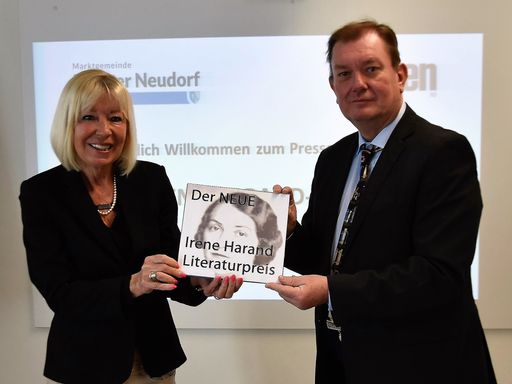 Bürgermeister Herbert Janschka und Präsidentin Dr.
Susanne Dobesch-Giese stellten beim Pressefrühstück am 4.4.2019 in
Wiener Neudorf den neu geschaffenen Literaturwettbewerb
"Irene-Harand-Preis" der Öffentlichkeit vor.